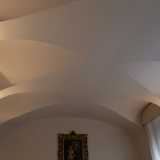 ...con una particolare volta unghiata. �Questa originariamente era la cappella del complesso � ci racconta la madre superiora -. Quando la comunit� si ampli� fu costruita intorno agli anni 50 l�attuale chiesa�
